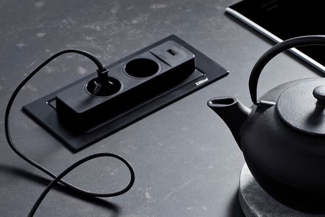 EVOline BackFlip -uttag i svart med kabel ansluten.