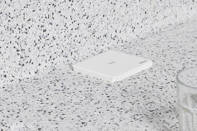 Vit EVOLine Square80 -uttag integrerad i en köksbänk.