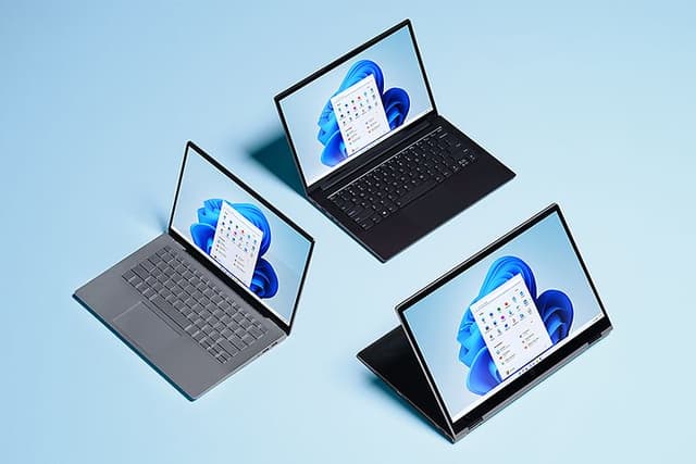 Tre bærbare computere på blå baggrund