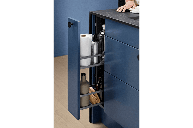 Blå Epoq låda med köksgrejer.