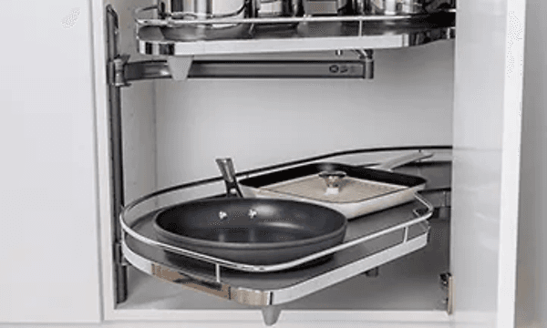 Kulmakaappi, jossa ulosvedettävät hyllyt keittoastioille