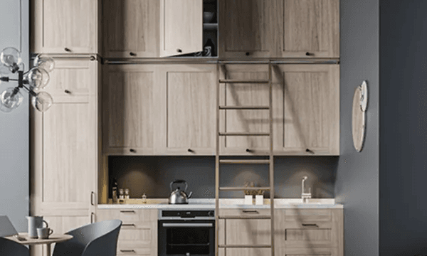 Puinen keittiö, johon on asennettu kaksi riviä kaapistoja kattoon asti