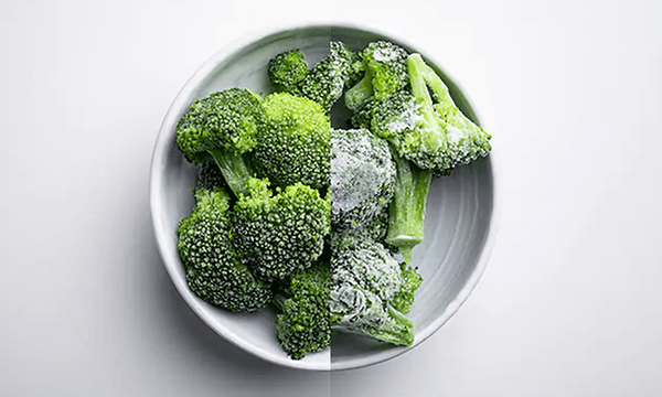 Grön broccoli med frysskador på en tallrik. 