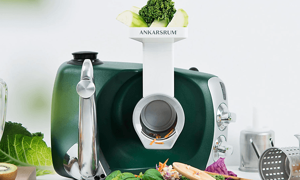 Köksmaskin som används för att hacka olika grönsaker, broccoli ligger överst på toppen. 
