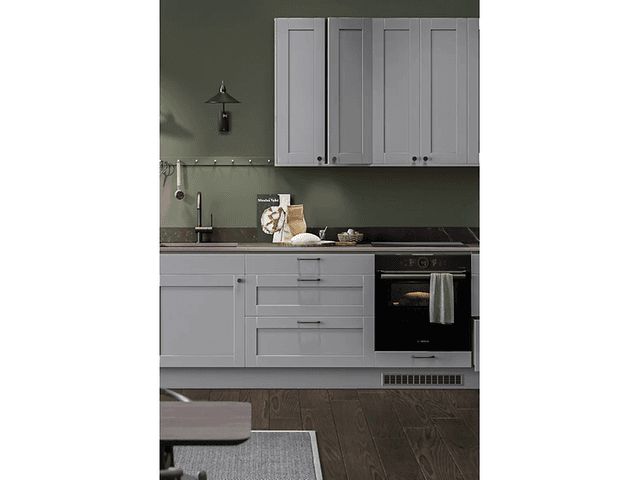 Epoq Shaker Steel Grey kjøkken mot olivengrønn vegg