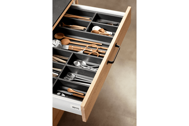 Epoq Shaker kjøkken med åpen og ryddig bestikkskuff