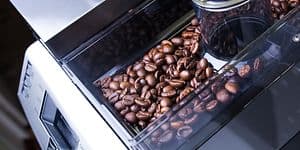 Kaffebønner i kaffemaskin