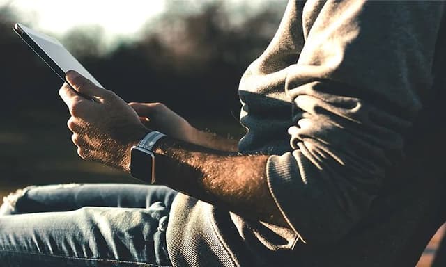 Nærbillede af mand, der sidder med en tablet
