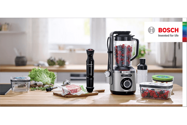 Ulike vakuumlagringsløsninger fra Bosch og en blender på et bord.