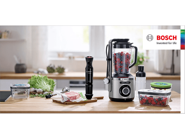 Ulike vakuumlagringsløsninger fra Bosch og en blender på et bord.