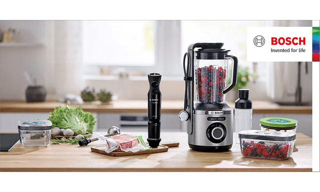 Ulike vakuumlagringsløsninger fra Bosch og en blender på et bord.