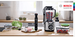 Ulike vakuumlagringsløsninger fra Bosch og en blender på et bord.