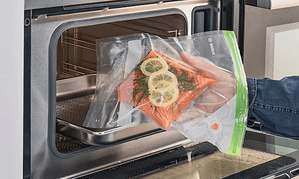 Laks i en vakuumpose for sous vide -tilberedning.