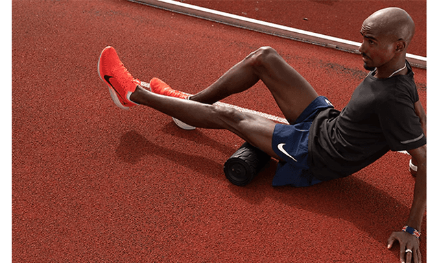 Sir Mo Farah som bruker Theragun roller på løpebane