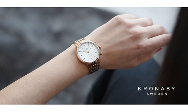 Kronaby smartwatch på handleden av en kvinna