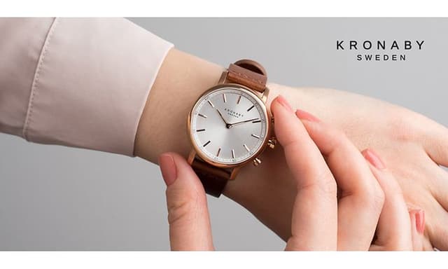 Kronaby smartwatch på handleden av en kvinna som justerar den