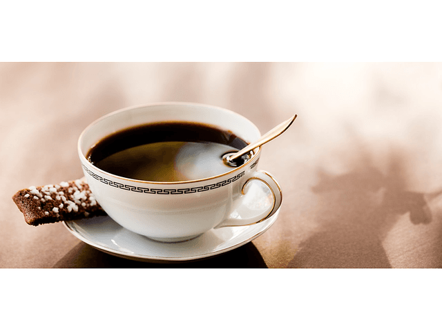 En kaffekopp på et lyst bord
