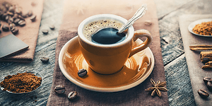 Espressokuppi, ympärillä kahvipapuja