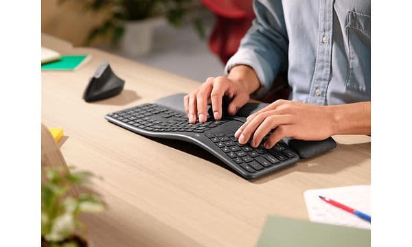 Hænder på ergonomisk tastatur
