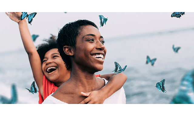  En mor med sit barn på ryggen