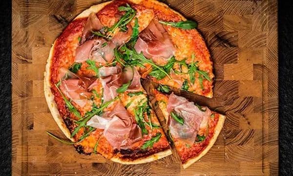 Pizza på skjærebrett i tre