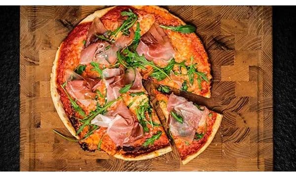 Pizza på et træskærebræt