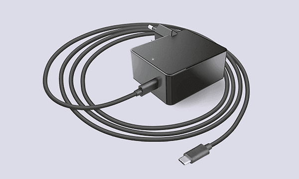 En sort, sammenrullet oplader