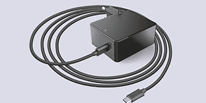 En sort, sammenrullet oplader