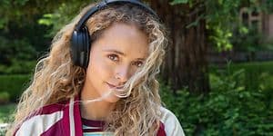 Kvinne med Bose QC45 hodetelefoner