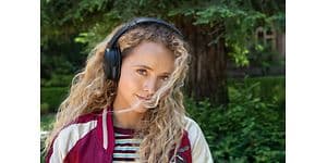 Bose hovedtelefoner-kvinde med Bose QC45 hovedtelefoner på