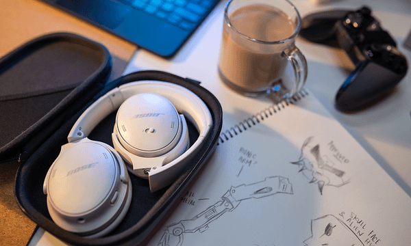 Bose hovedtelefoner- Bose QC45 hovedtelefoner i en case på et bord