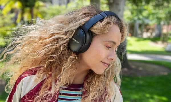 Bose hovedtelefoner-kvinde i profil medg Bose QC45 hovedtelefoner