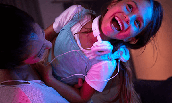 Philips Hue hemmabio, flicka och kvinna lyssnar på musik tillsammans. 