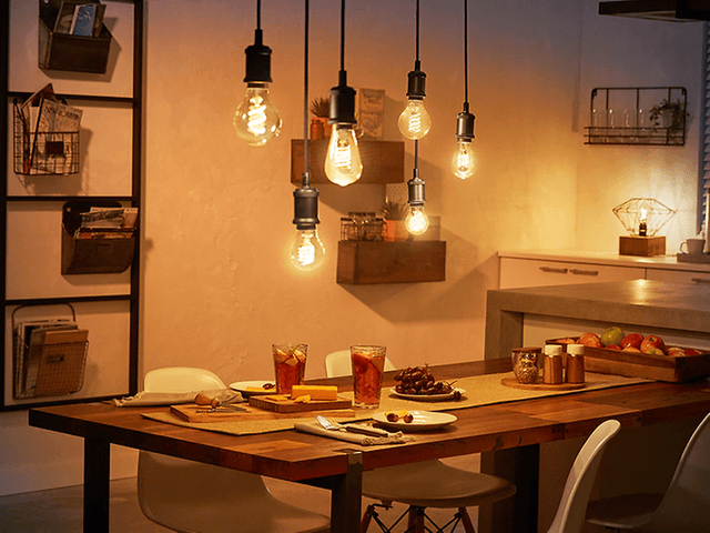 philips hue-lys henger over et spisebord