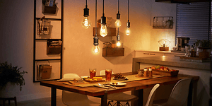 Philips Hue lampor som hänger ovanför ett middagsbord. 