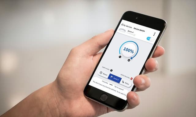 BrainLit-app vises på en smarttelefon-skjerm