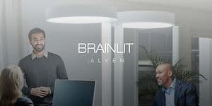 bilde av et kontormiljø I gråtoner med brainlit-lys og bedriftslogo på topp av bildet