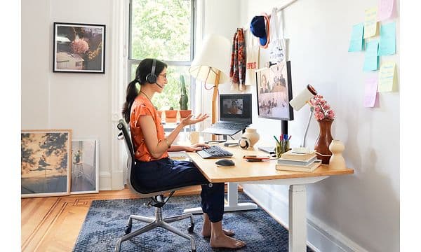 Kvinde på hjemmekontor