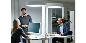 Työntekijät juttelevat toimistossa, jossa pöydällä BrainLit-valaisin heidän vieressään