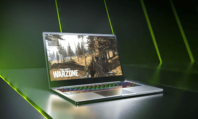Gaming PC med CoD Warzone på skjermen