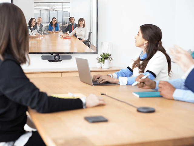 Ansatte har videomøde med brug af Logitech video conferencing tools