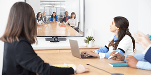 Ansatte har videomøde med brug af Logitech video conferencing tools