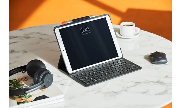 nettbrett med en Logitech Slim Folio Pro på et bord