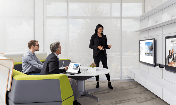 Anställda deltar i videokonferens med Logitech MeetUp-system.