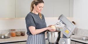 En kvinne holder en deig i hendene laget med kjøkkenmaskin fra kenwood