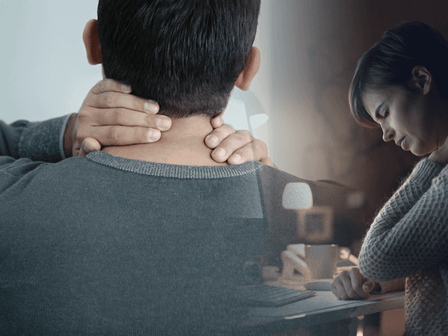 Mand og kvinde, der masserer deres hals, hvilket ser smertefuldt ud