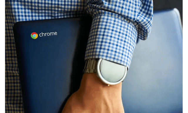 en mand i ternet skjrote holder en Chromebook