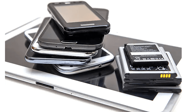 Mobiltelefoner stablet oven på en hvid tablet
