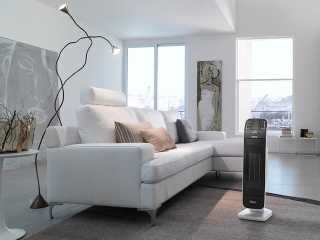 Ceramic De'Longhi radiator i en moderne stue med hvide møbler