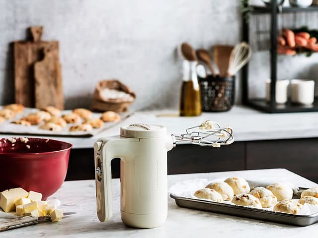 KitchenAid flødeskum og håndmikser med scones ved siden af